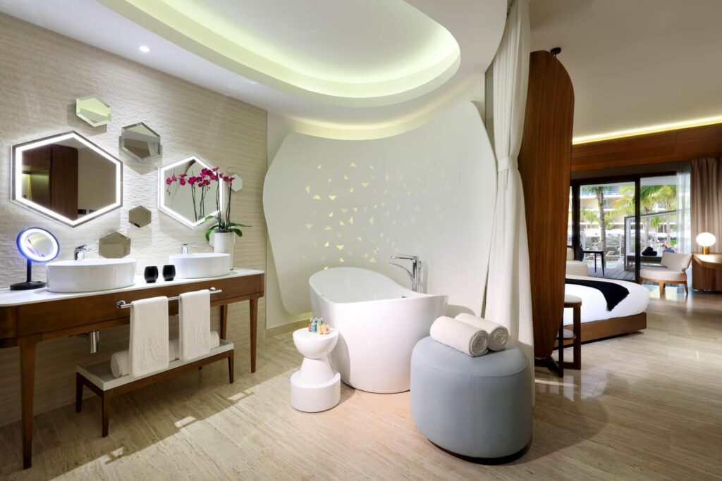 TRS-Coral-Hotel-Junior-Suite-swim-up-beachfront-ocean-vie3