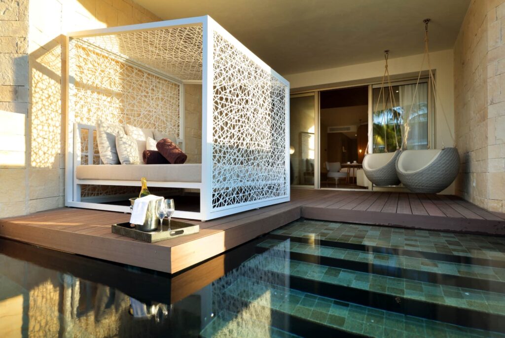 TRS-Coral-Hotel-Junior-Suite-swim-up-beachfront-ocean-vie6